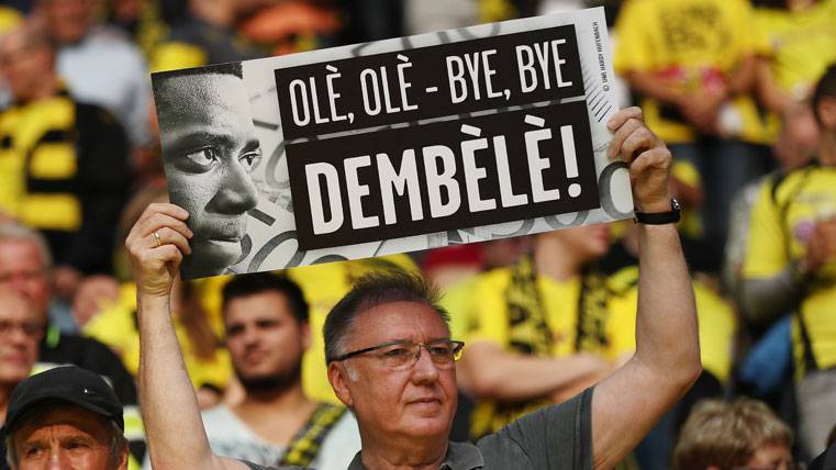 Un aficionado del Borussia Dortmund, despidiéndose de Dembélé