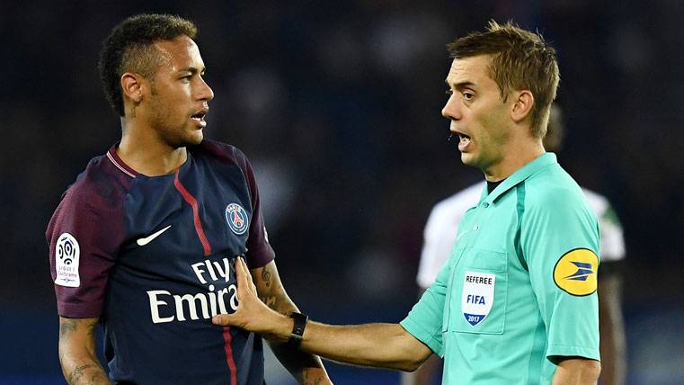 Neymar Jr, discutiendo con un árbitro de la liga francesa