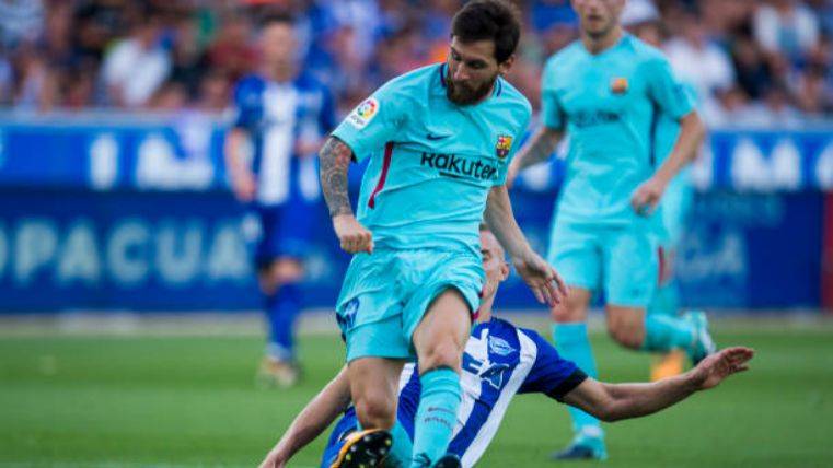 Messi in an action in front of the Alavés