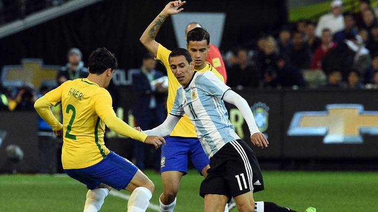 Philippe Coutinho y Ángel Di María, durante un Brasil-Argentina