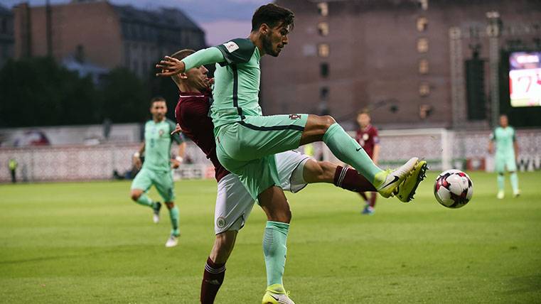 André Gomes en un partido con la selección de Portugal