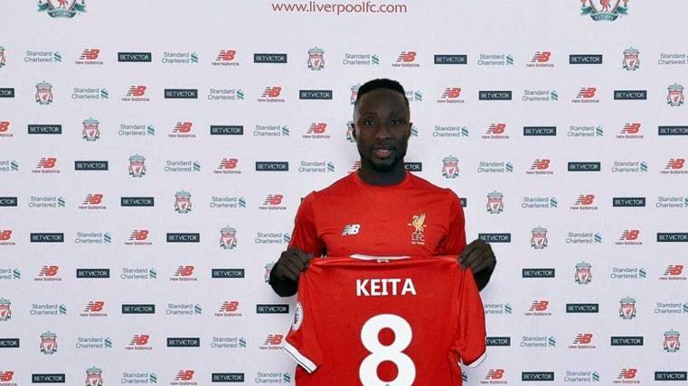Naby Keita posa con la camiseta del Liverpool