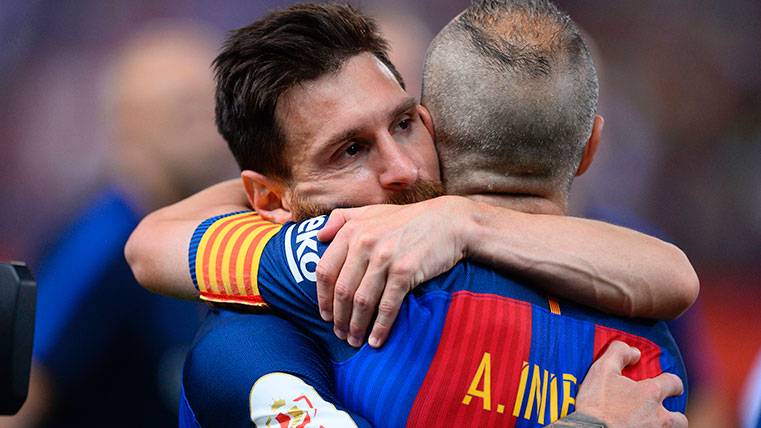 Leo Messi and Andrés Iniesta celebrate the victory in the final of Glass of Rey