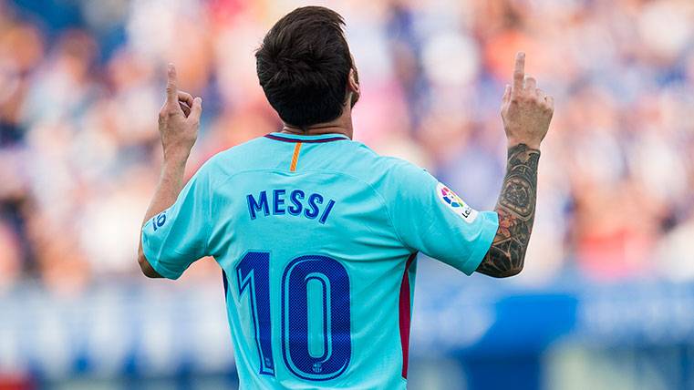 Leo Messi celebrates one of his goals in Mendizorroza