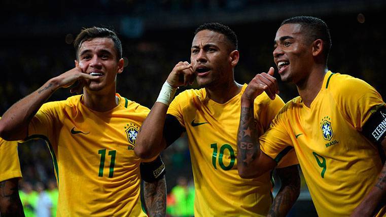 Philippe Coutinho, Neymar y Gabriel Jesús celebran un gol de Brasil
