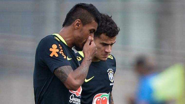 Paulinho And Coutinho in the training of Brazil