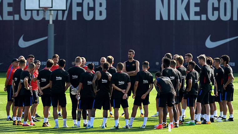 The staff of the FC Barcelona in a training of pre-season
