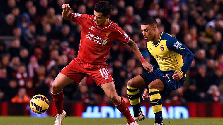 Philippe Coutinho and Alex Oxlade-Chamberlain struggle by a balloon