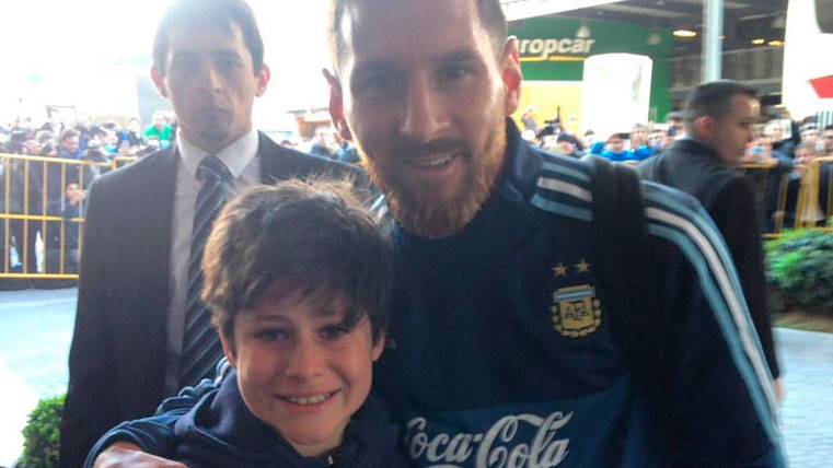 Leo Messi y Luciano, un seguidor de la selección uruguaya