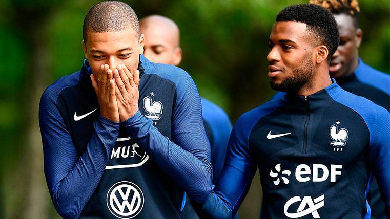 Thomas Lemar with Kylian Mbappé in a training with France