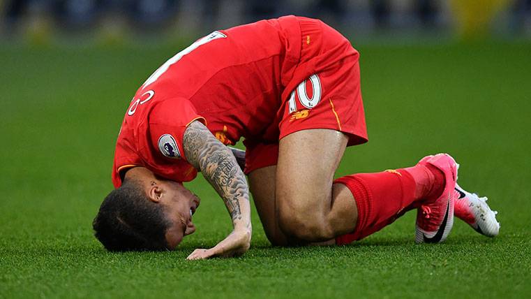 Philippe Coutinho se duele de una entrada en un partido del Liverpool