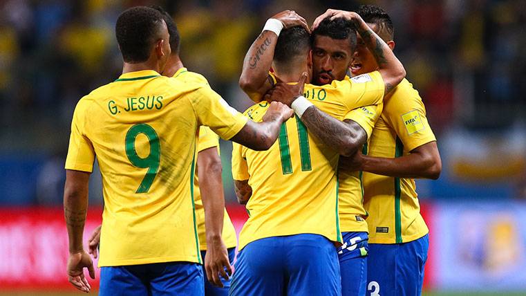 The players of Brazil celebrate a goal of Philippe Coutinho