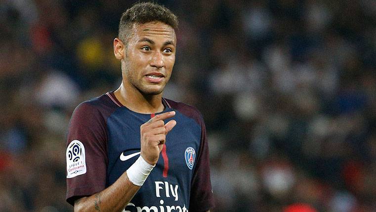 Neymar se lamenta tras fallar una ocasión en un partido del PSG