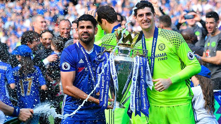 Diego Costa y Thibaut Courtois celebran la Premier con el Chelsea