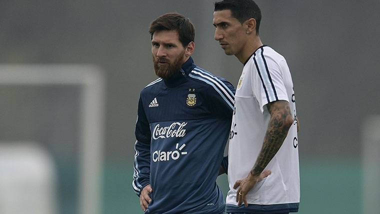Ángel Di María, charlando junto a Messi en un entreno de Argentina