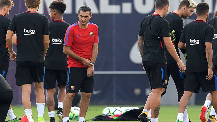 Ernesto Valverde, during a training of the FC Barcelona