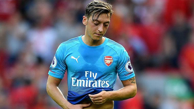 Mesut Özil, lamentándose tras la última derrota del Arsenal