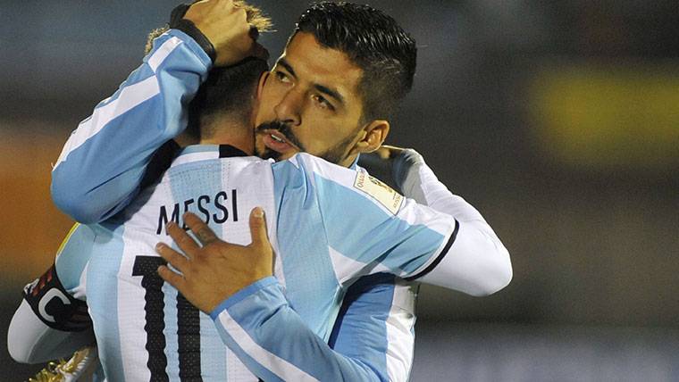 Luis Suárez y Leo Messi, abrazándose tras un Argentina-Uruguay