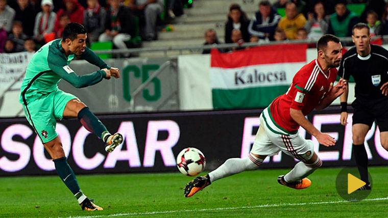 Cristiano Ronaldo, disparando contra la portería de Hungría