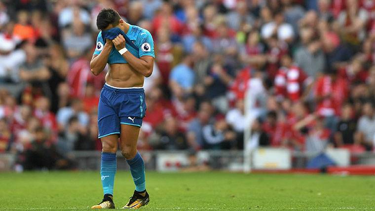 Alexis Sánchez, lamentándose tras caer goleado el Arsenal en Anfield