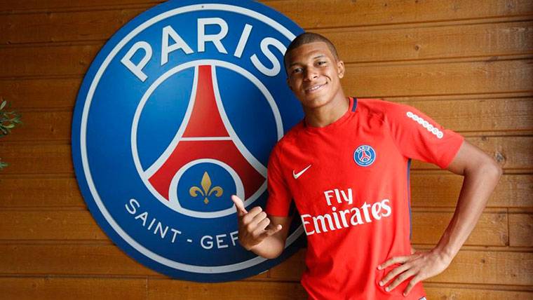 Kylian Mbappé, posando con el escudo del Paris Saint-Germain