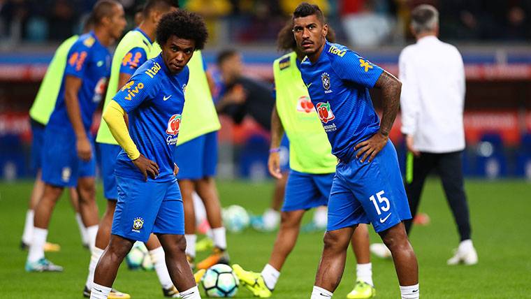Paulinho, during a session of training with Brazil