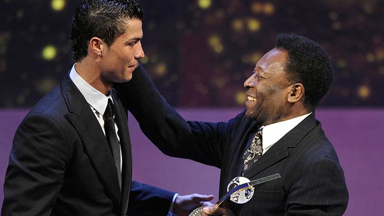 Pelé, entregando un premio a Cristiano en una imagen de archivo