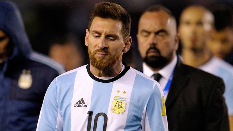 Leo Messi se lamenta después de un partido con Argentina