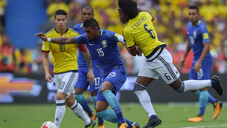 Paulinho en una acción del Colombia-Brasil del martes
