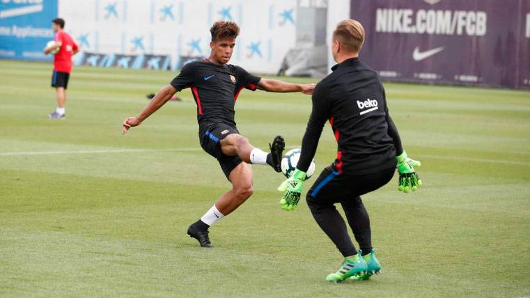 Vitinho And Ter Stegen during a training of the Barça