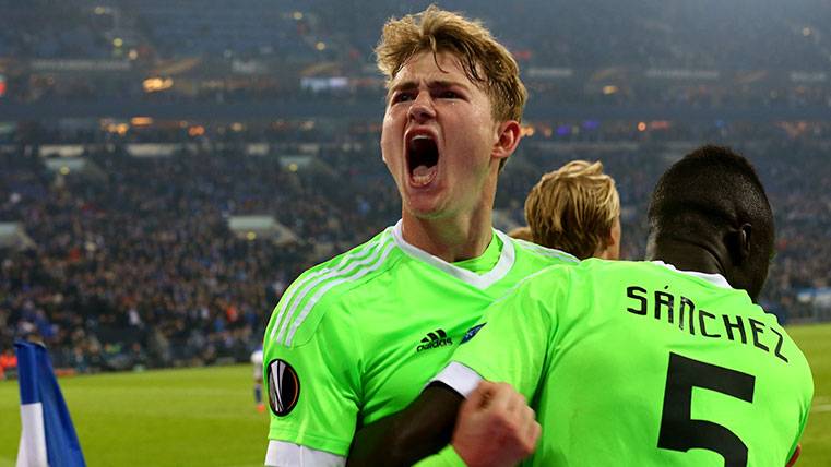 The youngster Matthijs of Ligt celebrates a goal of the Ajax