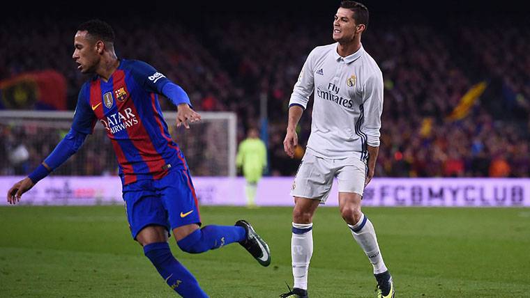Neymar Jr y Cristiano Ronaldo, en un Barça-Madrid de la pasada campaña