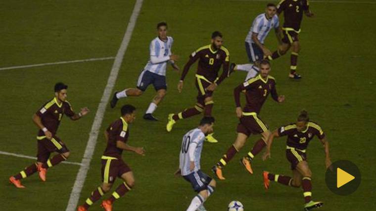 Messi in an action in front of Venezuela