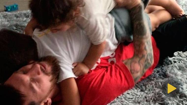 Leo Messi, assaulted to embraces by his children Thiago and Mateo