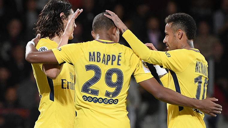 Cavani, Mbappé y Neymar celebran un gol del PSG
