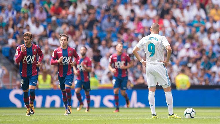 Benzema, cabizbajo tras el gol del Levante al Real Madrid