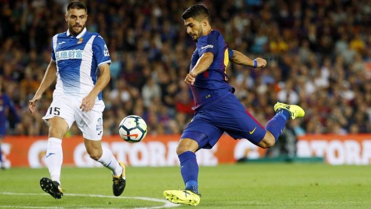 Suárez in the action of the fifth goal