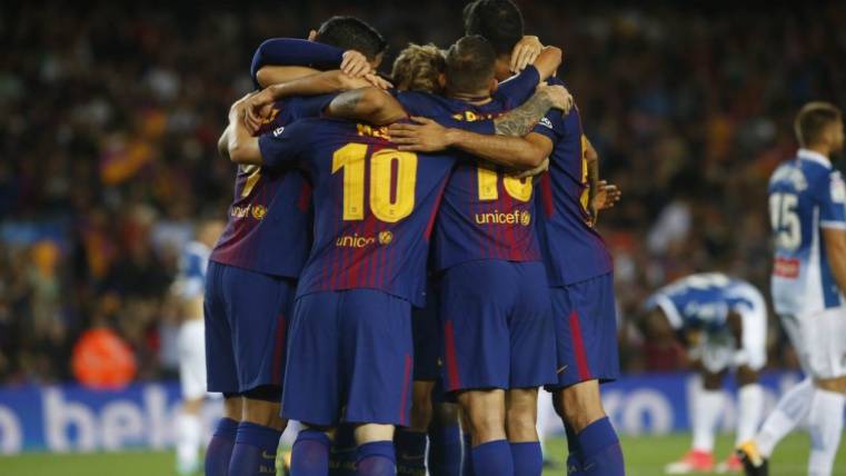 The Barça celebrates the 2-0 in front of the Espanyol