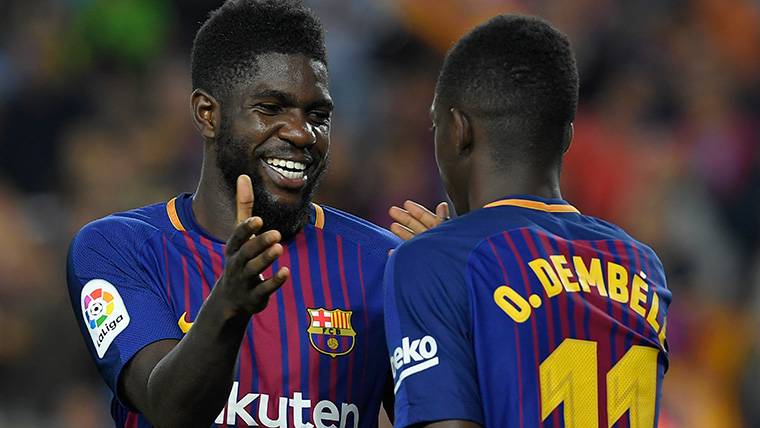 Ousmane Dembélé, saludándose con Umtiti tras el Barcelona-Espanyol