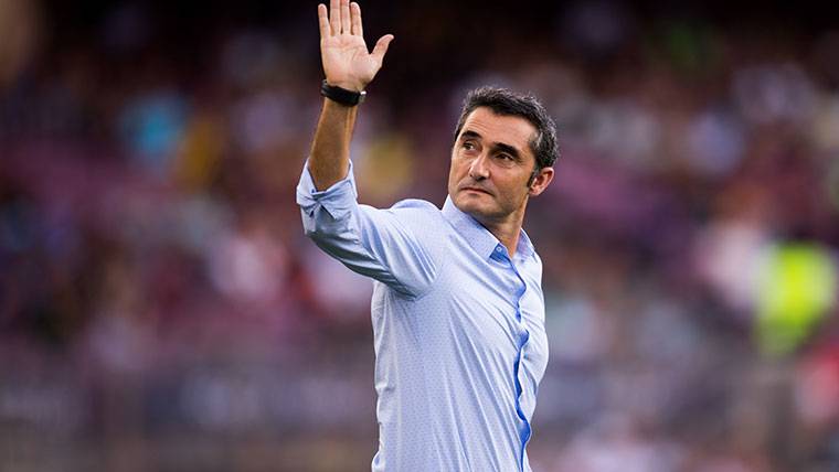 Ernesto Valverde, saludando al público del Camp Nou tras un partido