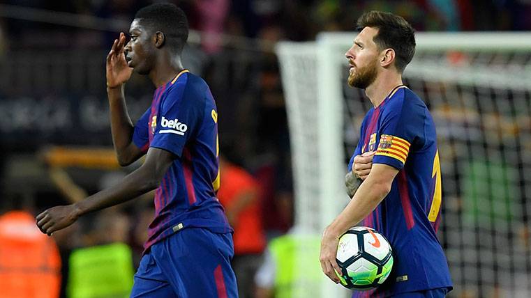 Leo Messi se marcha con el balón después de anotar un hat-trick