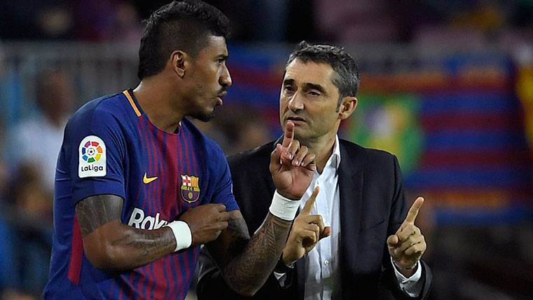 Ernesto Valverde y Paulinho conversan en la banda del Camp Nou