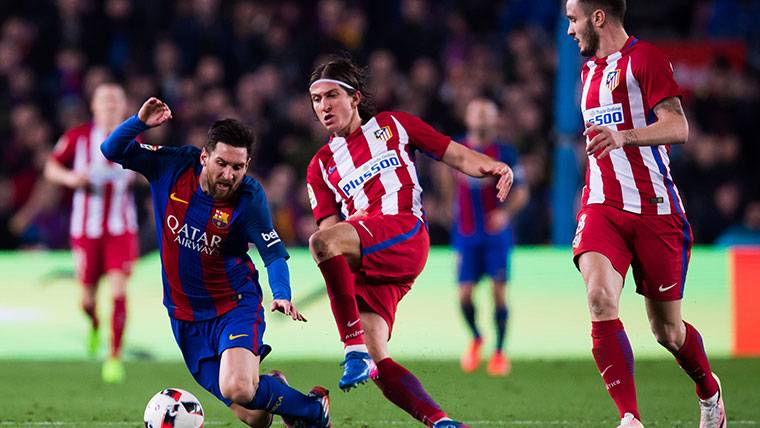 Filipe Luis, derribando a Leo Messi en carrera