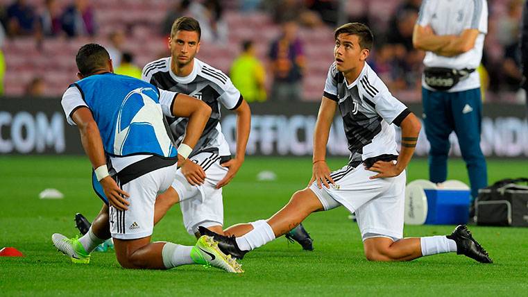 Los jugadores de la Juventus calientan antes del duelo contra el Barça
