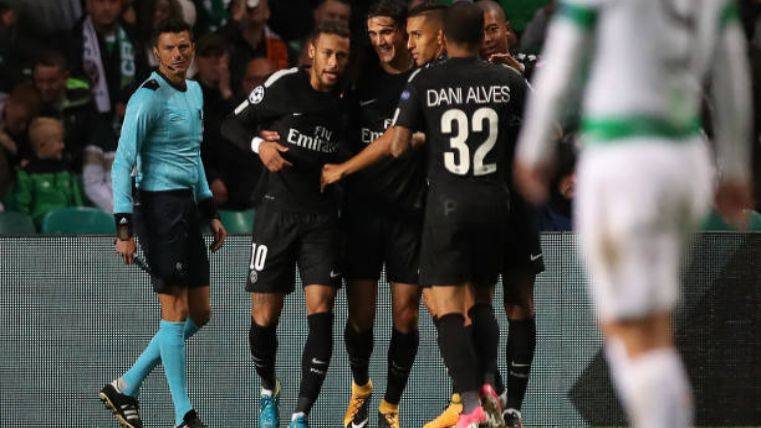 The PSG celebrates the fifth goal in front of the Celtic