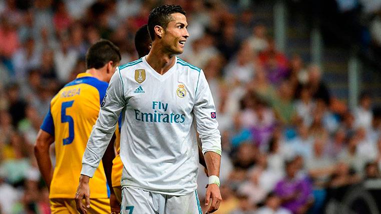 Cristiano Ronaldo tras una acción del Real Madrid-APOEL