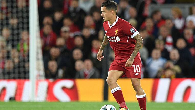 Philippe Coutinho en un duelo de Champions con el Liverpool