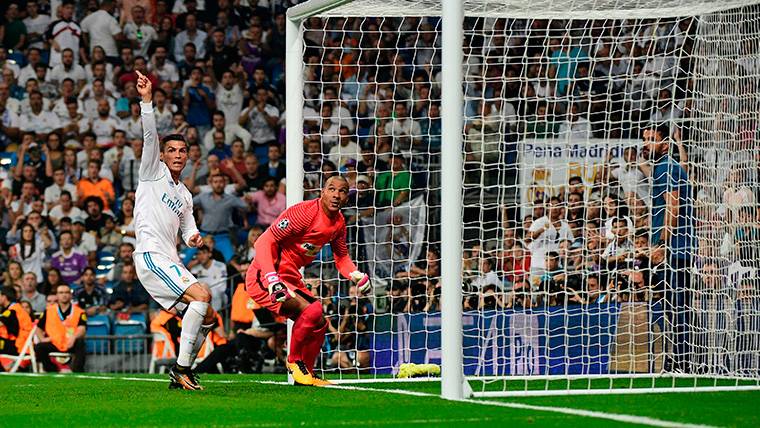 Cristiano Ronaldo, protestando de manera injusta al árbitro