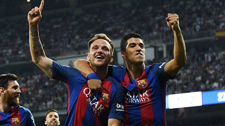 Ivan Rakitic celebrates a goal with the FC Barcelona