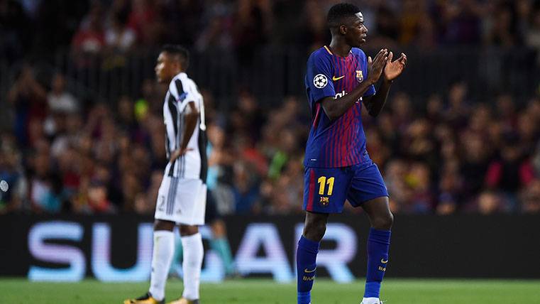 Ousmane Dembélé aplaude tras su sustitución en el Barça-Juventus